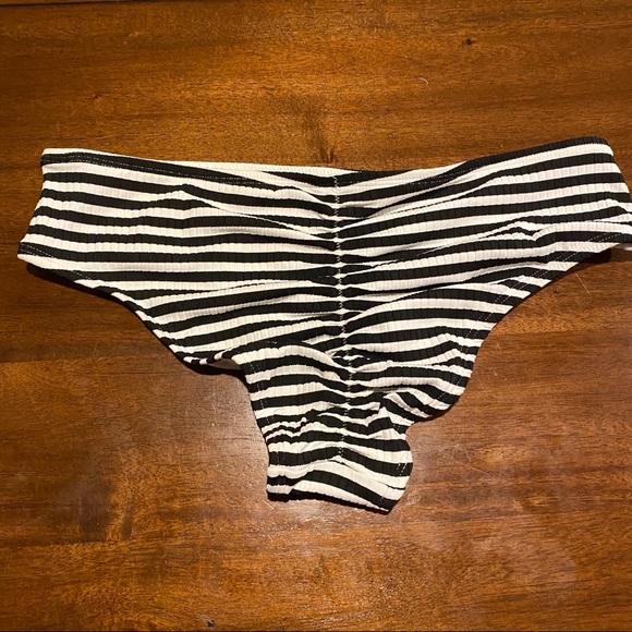 Juniors' Ribbed Cheeky Hipster Bikini Bottom - Picture 4 of 9